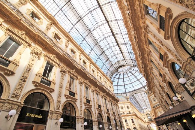 四方に伸びる通路の上も光が入るようになっていて綺麗です。そしてどこもかしこもブランドショップもしくはレストランやカフェ。