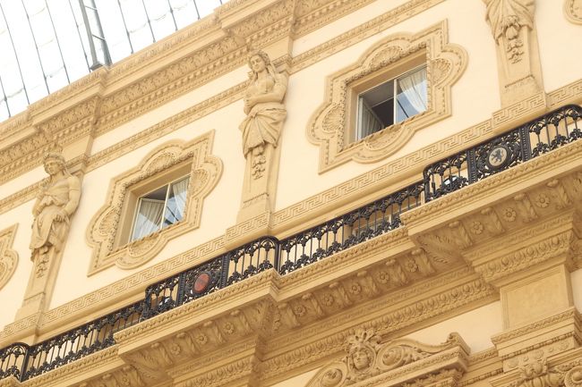 テラスの柵の紋章？もそれぞれ違っていて面白いです。