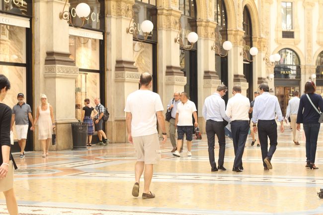 ミラノと言えばおしゃれですが、中心右のおじさま方のスタイリッシュさすごい。日本でこんな絵になる後ろ姿のおじさまいる…？なかなかない。