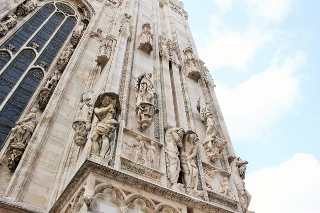 屋上と中は別料金になっているので、私はどちらも合わせて見れるチケットを購入。ちなみに屋上へ上がる方法はエレベーターと階段があるのですが、エレベーターにするとチケットがその分高かったので、階段で行きました。全然階段で行ける。でも、階段で上る人はそんなにたくさんはいなかったな。<br />ちなみに、ちょっとした荷物検査がありました。<br /><br />これもひとつひとつきっとどんな彫刻なのかってあるんだろうけど、そこまで調べきれなかったね…。ありすぎて。