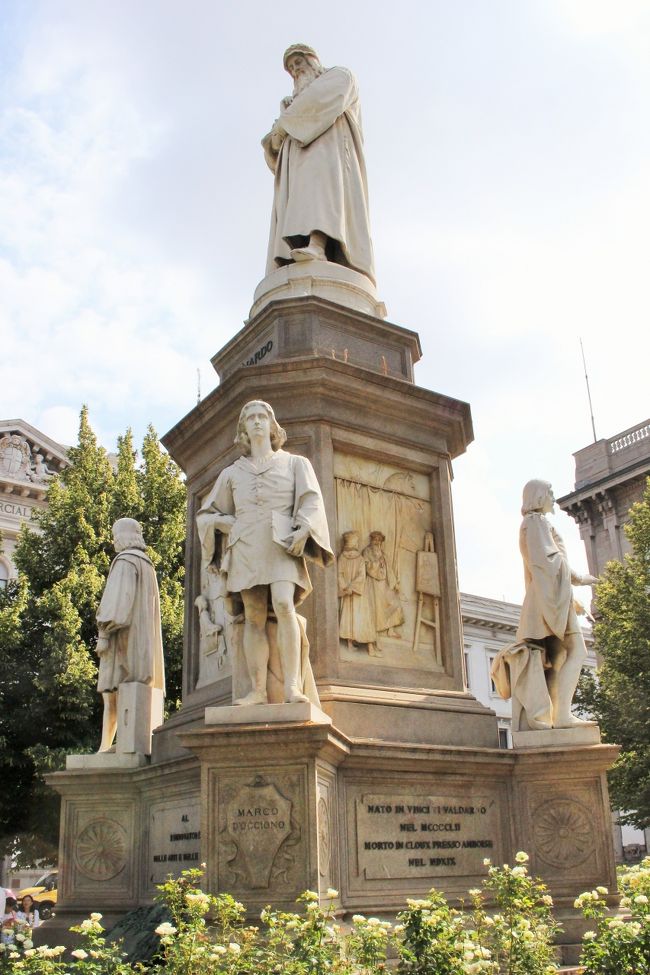 ドゥオモ広場からまっすぐアーチを抜けるとスカラ広場に出ます。こちらはレオナルド・ダ・ヴィンチの像。