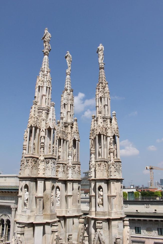 階段を登り切り、ドゥオーモの屋上に出ましたー！曇っているかと思いきや、いいお天気になってきたのでよかった。すっごいたくさんの尖塔があって、これは確かに今まで見たことのない感じ。一つ一つがほんっとうに細かくてびっくりします。