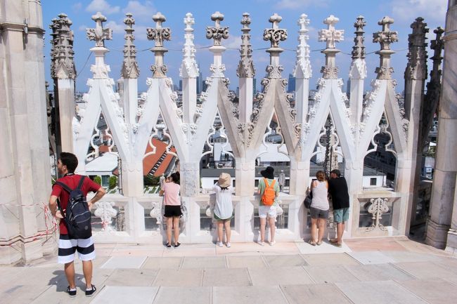 一番上まで登ってきました！この屋上のスペースをぐるっと囲むように回廊のようなものがあって、そこを歩いて、突き当りの階段を上って一番上まで。なかなかのお天気で灼けそうだったな…。<br />修復中のようで、おそらく修復済みとしていないもので色が違うんだろう、と思われます（聞いてはない）。面白いですね。