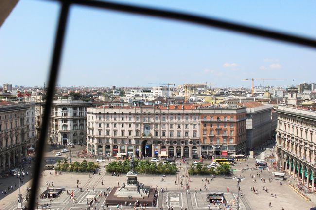 階段を下りる途中、フェンスの隙間から広場を撮影。高いと言えば高いけどそんなに怖くはない、かな。