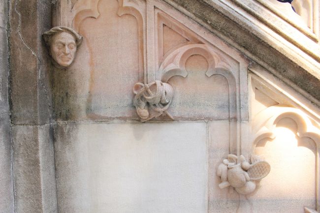 尖塔以外にもいろんな彫刻があります。顔、怖いな…。