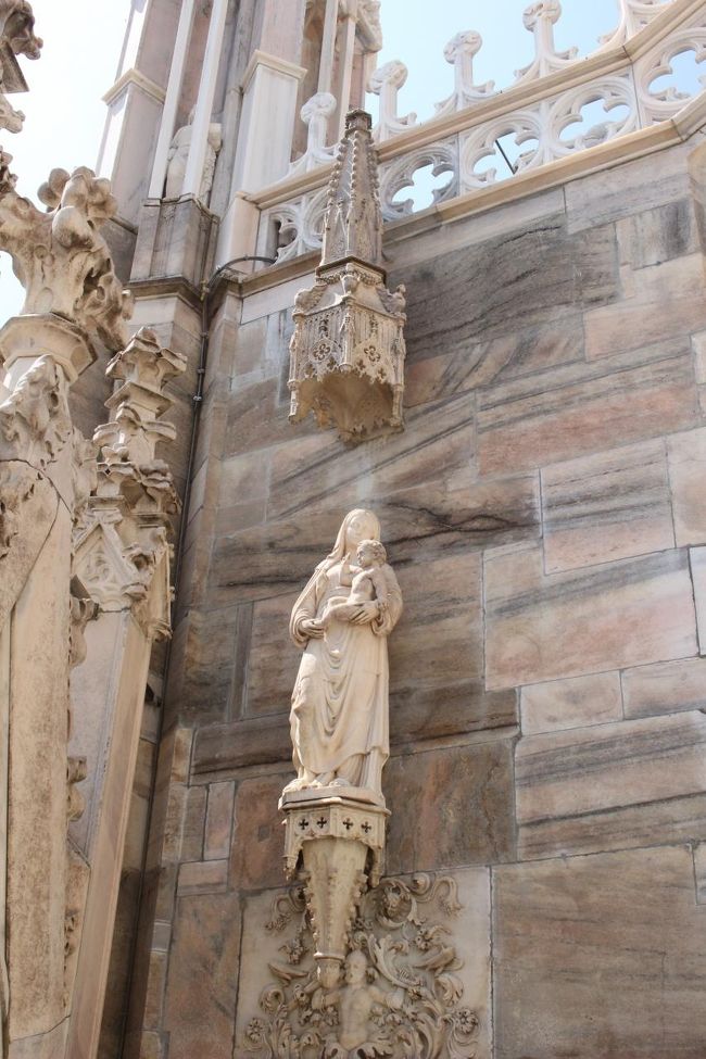 上ってきた反対側を通って、今度は中の見学に行くことに。彫刻はたくさんありすぎるので、一つ一つ見ている時間がない、うーん。