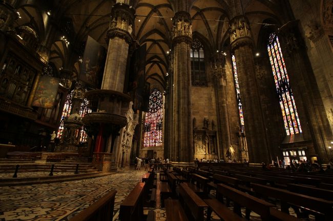 屋上からまた階段を下りて、今度は中の見学に向かいます。うーん、屋上とはまったく違った雰囲気！屋上はすごく白い壁と青空が綺麗でしたが、中はまた荘厳な雰囲気ですね。私ステンドグラス見るの好きだから、楽しみ。