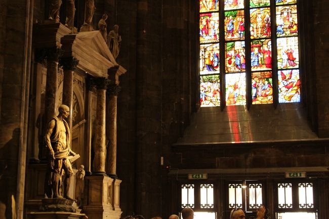 光が差し込んでいるのが綺麗で、教会のステンドグラスを見るのはやっぱりお天気のいい日の昼間がいいのかなといつも思います。ステンドグラスの美しさだけではなくて、そこから光が通って地面や壁に色を付ける光景が私はすごくいいなと思うのです。