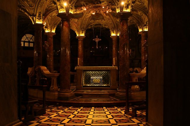 ステンドグラスの前に地下礼拝堂への入り口がありますが、こちらもまた趣があって違った雰囲気。16世紀末に亡くなった大司教カルロ・ボッロメーオの遺骨が祀られているとのこと。写真だと雰囲気が伝わらないのが残念ですが…。
