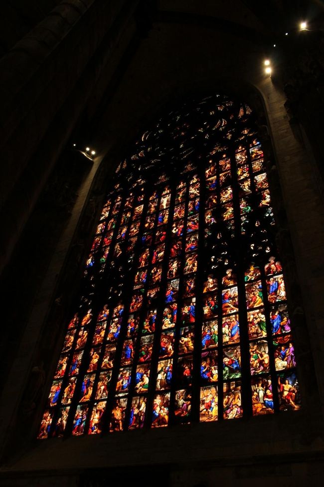 こちらは正面入り口入ってすぐのところかな。三つの大きなステンドグラスがあります。本当に大きくて一つ一つが細かくて美しいです。