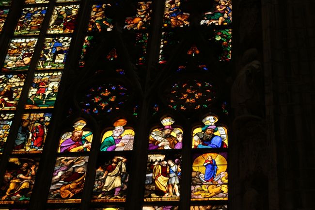 細かい～。誰が誰やらさっぱりわかりませんが（オーディオガイドとか借りた方がよかったかしら）聖人の方々でしょうか。