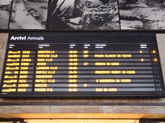 サンタマリアノヴェッラ 駅です
ナポリ行きの11:08発を探しましたが、遅れていて何番線に入ってくるのかもわかりません
結局15分の遅れ
JTBさんから掲示板の見方を教えていただいておいて良かった