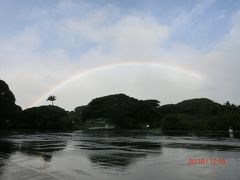 １２月８日(土)
8:50
ノースショアに向かう途中で、まず【モアナルア ガーデン (Moanalua Gardens)】に立ち寄るそうです。日立のCMで使われた”この木何の木”がここにあるんだって。あっ、虹が出てるじゃん！今日も良い一日になりそうだわ♪ってかめちゃくちゃ雨が降ってるんですけど(ー_ー)!!風も強いし。するとドライバー兼ガイドのＭさんがレインポンチョを貸してくださいました。ありがたや～入場料US$3をお支払いし、お目当ての木を目指します。