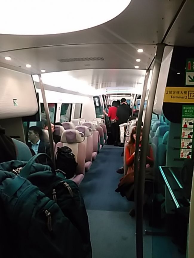 香港駅までエクスプレス利用しました。115ドル(1730円位･1ドル15円計算)早いがちょっと高いです。他に一駅だけエクスプレスであとMTR や、バスオンリーもあります。