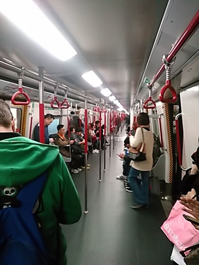 中環(セントラル)からMTR で尖沙咀(チムサアチョイ)迄、移動しました。香港駅から中環迄は歩きです。