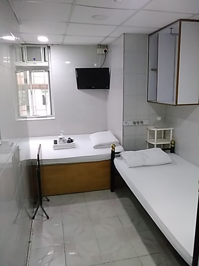 いたってシンプルで飾りっけはありません。１泊ツイン、4000円位です