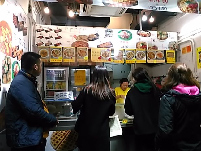 インスタントラーメンから甘い物まで、女の子に人気です。