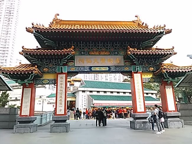 黄大仙の道路側の門です