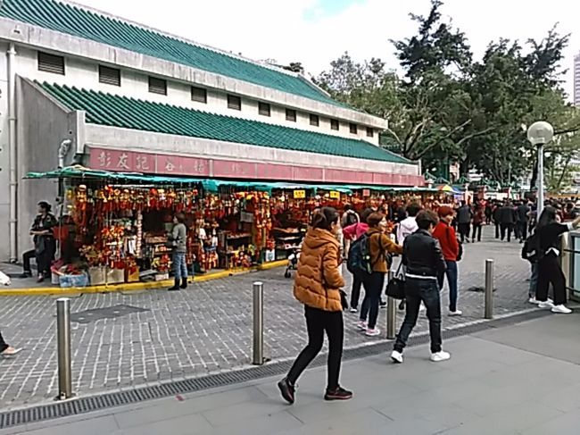 門くぐった所に線香を売っている売店があります。一束10元(150円位)でした。