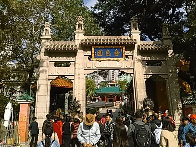 黄大仙の入り口で、門の下の銅像は擦られた所が光ってました。