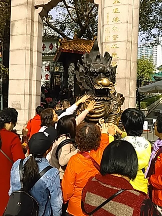 自分の体の悪い所を擦ると治るようです。