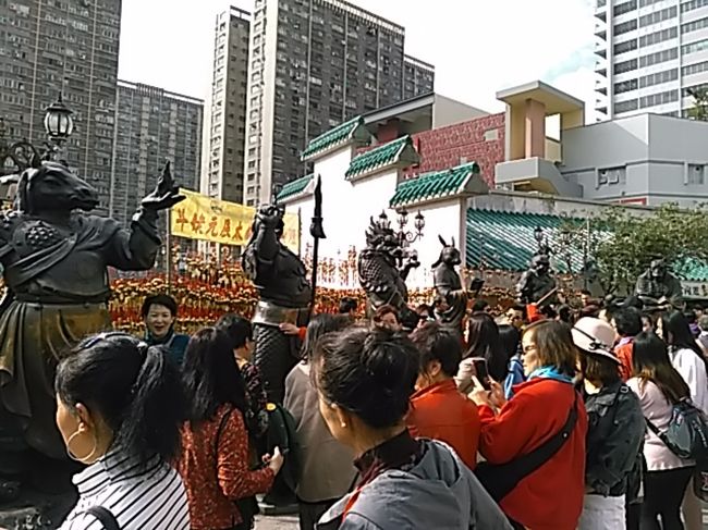 入って左側に行くと、十二支の銅像があります。