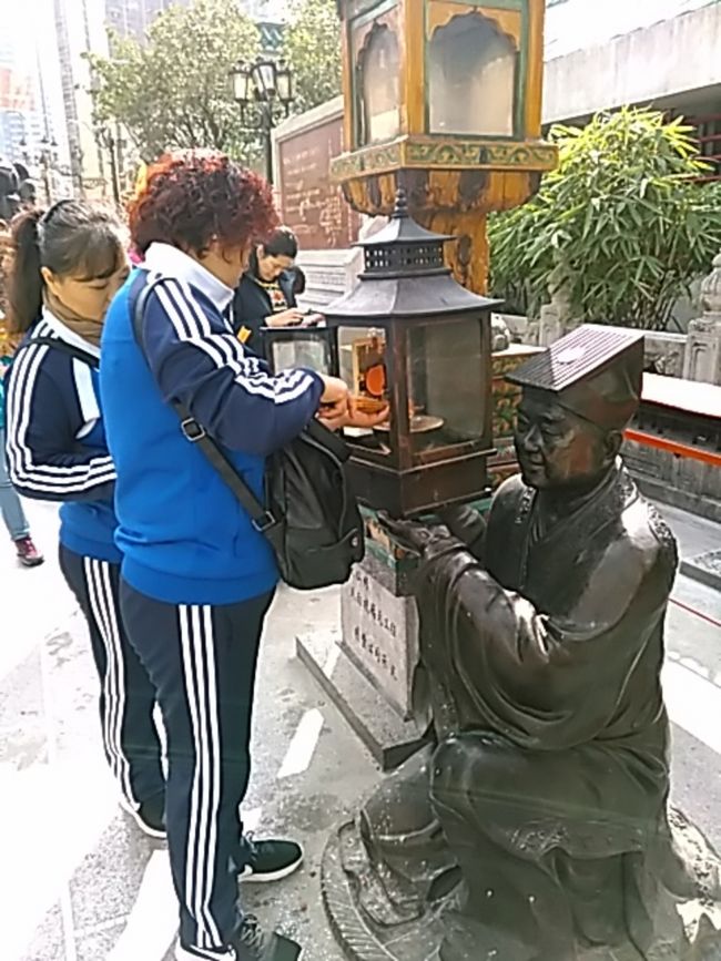 十二支の銅像の奥に、線香に火をつける所があります。