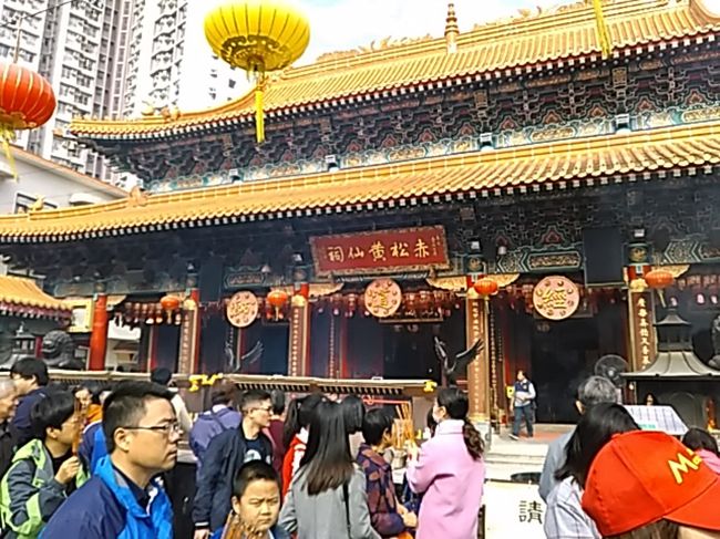 大殿です。線香は３本づつ三ヶ所につけます。