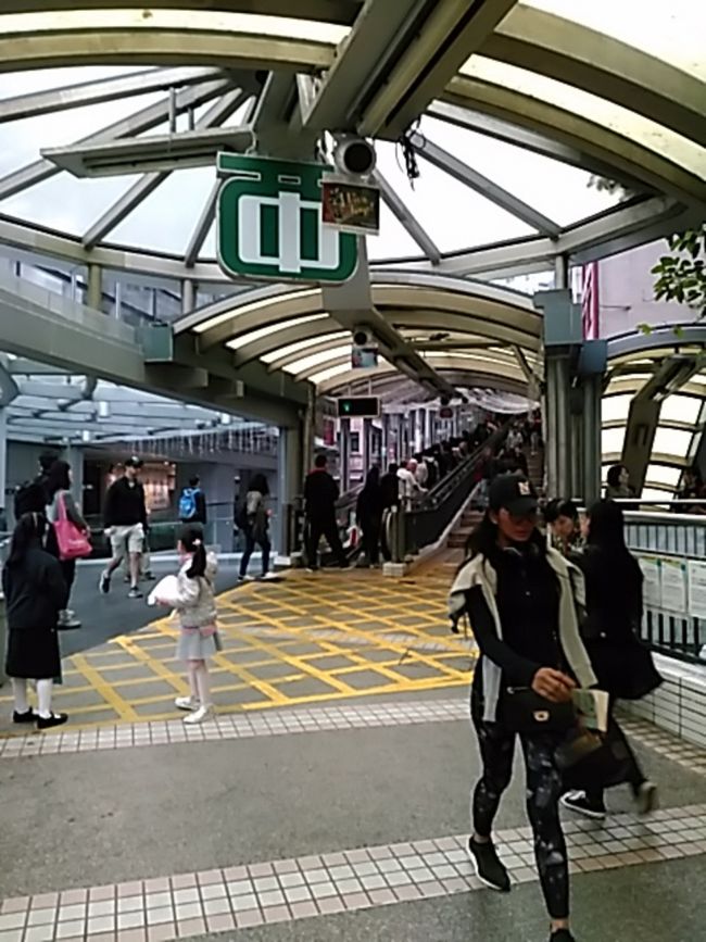 場所は変わって、セントラルに移動しました。ミッドレベルエスカレーターです。ソーホーやハリウッドロードに行くとき便利です。