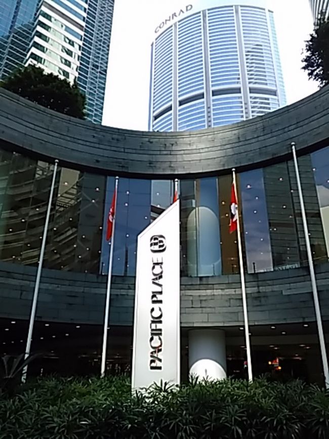 地下鉄で移動してパシフィックプレイスです。香港公園の入り口にも繋がっています。