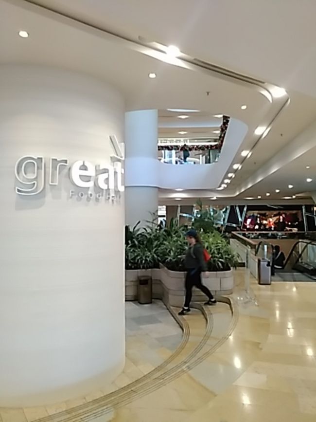 地下には簡単なフードコートもある食料品売り場グレートがあります。