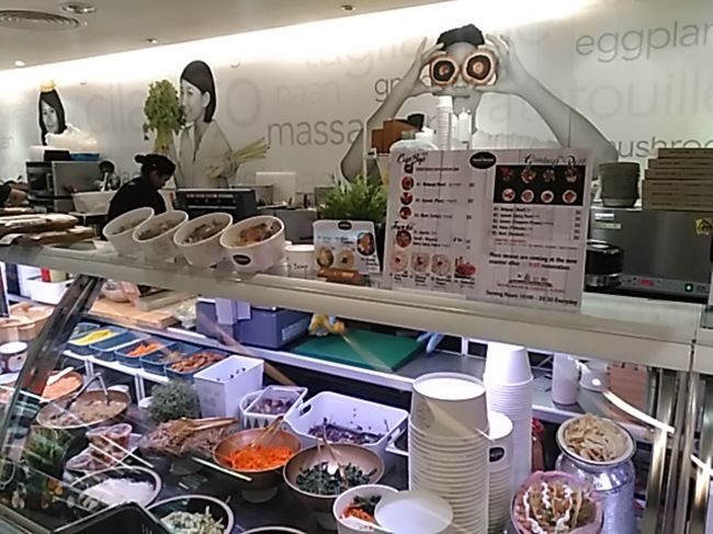 惣菜も売っていて、フードコートで食べられます