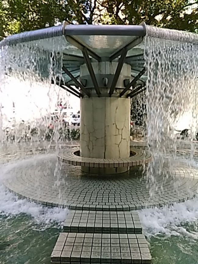 水のカーテンのあるベンチです。濡れるの必須です