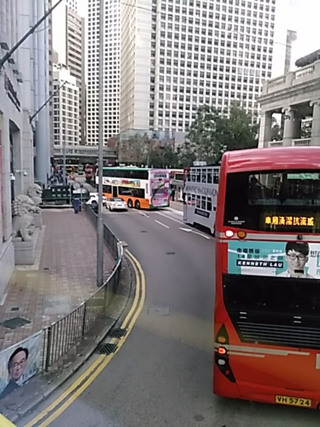 二階建てバスの最前列からの眺めです