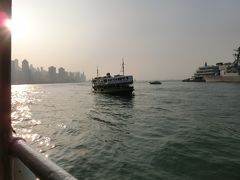 フェリーに乗って、つかの間の船旅です。超高層ビルが立ち並ぶ風景と、ノスタルジックなフェリーとのギャップが、いかにも香港、という感じがして、早くも気分が高揚してきます。