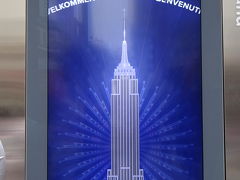 City passルートの１つ、お昼のEmpire state buildingへ。
ちなみに、City passだと、お昼登ったのと同日の夜にも登れます。
展望台までの道のりには、写真家が撮ったEmpire風景や、有名人の写真コーナー、キングコングとの撮影コーナーあり。Empire風景のひとつ、虹とEmpireの写真が夢みたいにきれいだった。