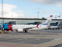2時間ほどのフライトでベルゲン空港に到着。
尾翼に偉人が描かれたノルウェー・エアシャトルの機体がいます。
心配していた受託荷物も「SHORT CONNECTION」のシールが貼られた状態で無事届きました。やったぜ！