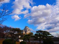 姫路城天守を出て入城口の前を通り西の丸へ。
ここから見ると松が入ってまた雰囲気が違った美しさ。
