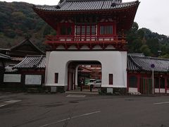 温泉街のシンボルである桜門、1914年(大正３年)に建てられ国の重要文化財に登録されています