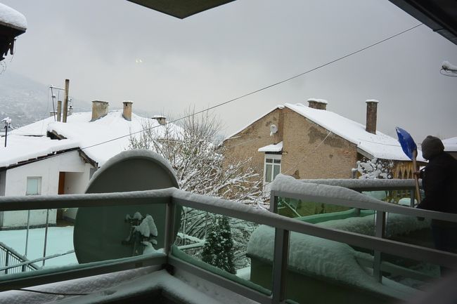 お隣さんはベランダに屋根がないので雪かきしていました。