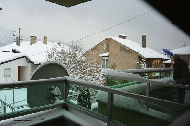 お隣さんはベランダに屋根がないので雪かきしていました。