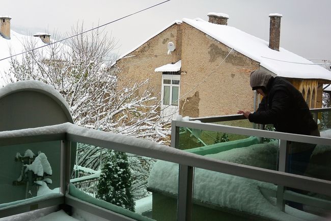 お隣さんはベランダに屋根がないので雪かきしていました。