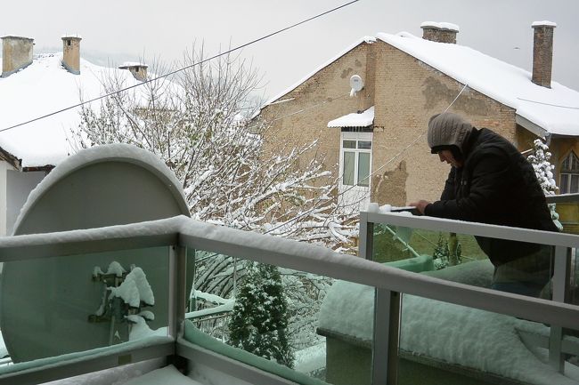 お隣さんはベランダに屋根がないので雪かきしていました。