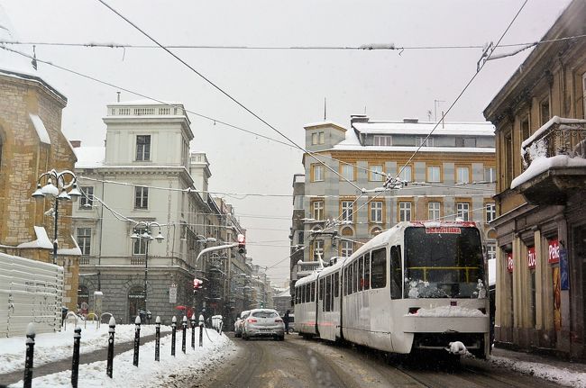 トラムの走るマルカレ市場のある通り。