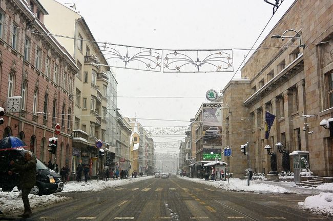 チトー通りを進みます。<br /><br />右側の立派な建物は、中央銀行。