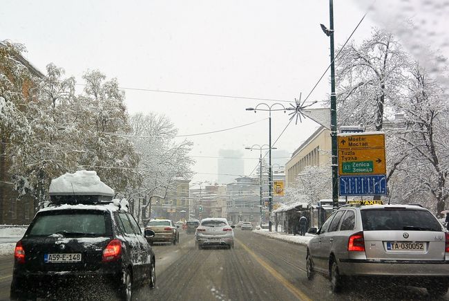 チトー通りをさらに進みます。<br /><br />前を走る車の上に雪がこんもりしていました。