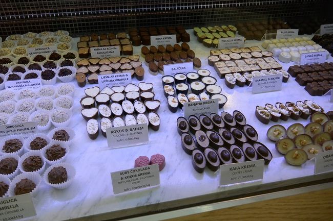 スロベニア系スーパー『Mercator』に入っているチョコレートショップ『Mak Zara』<br /><br />ピンクのルビーチョコレートが売っていたので買ってみました。