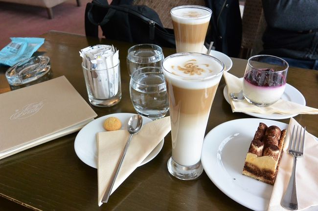 ノボテルの中のカフェ『CAFE BRISTOL』で一休み。