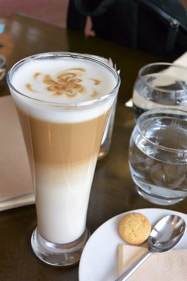 ノボテルの中のカフェ『CAFE BRISTOL』のカフェラテ。