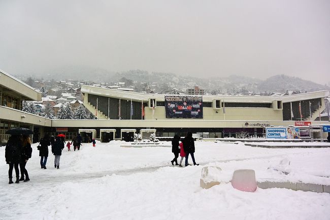 Russian Ice Starsによる『Snow White on Ice』が開催中のスケンデリヤ。<br /><br />前日から降り続いた雪で真っ白です。